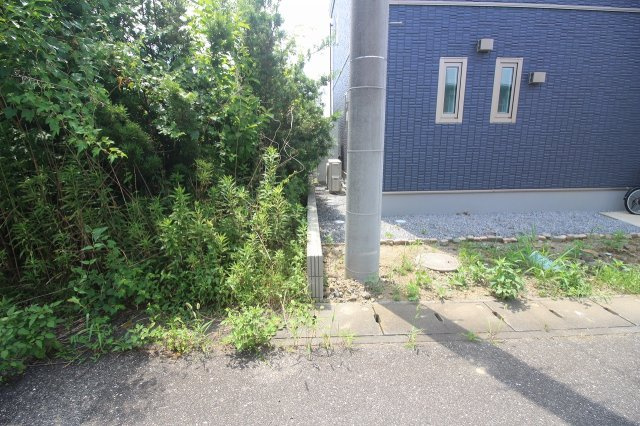 小山市美しが丘2丁目の外観|北東側との境界部分（2025年7月撮影）