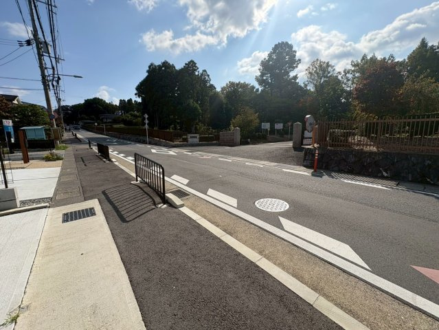 ◆ゆったり４ＬＤＫ◆並列駐車２台可能◆大容量収納可能なＷＩＣ有◆伏見区桃山町正宗１期の前面道路含む現地写真|全面道路