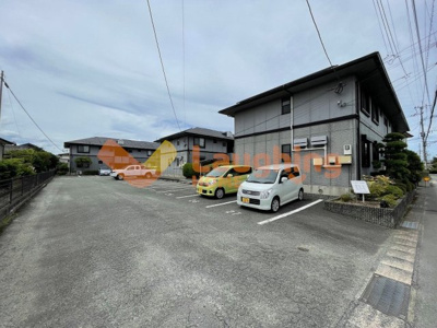 【駐車場】 | ハイカムール津福 | 駐車場に車を止められます