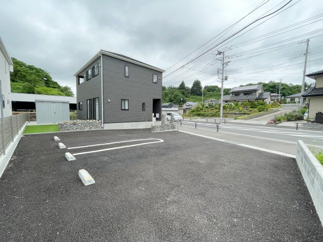三春町鶴蒔田　築浅中古戸建の駐車場