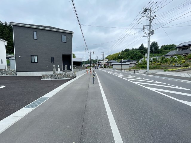 三春町鶴蒔田　築浅中古戸建の前面道路含む現地写真