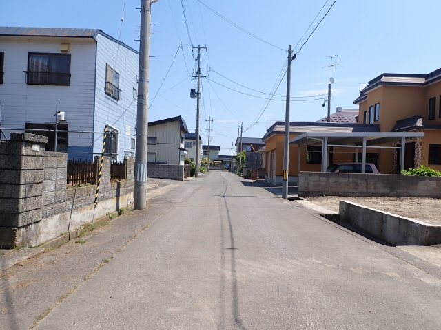 【前面道路含む現地写真】 | 黒石市緑町4四丁目　土地