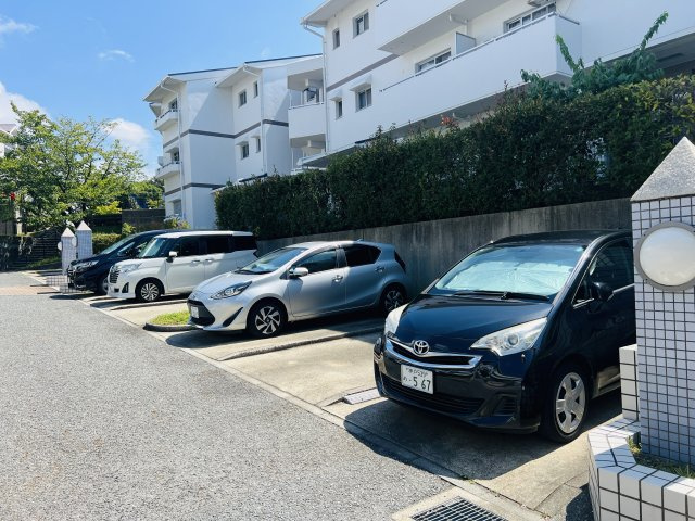 コンフォール学園緑が丘第2の駐車場