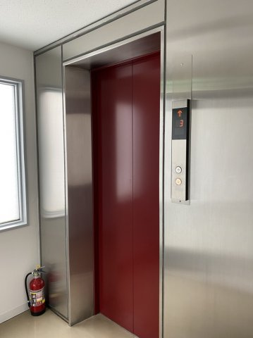 長谷部第2ビルのその他共用部分|5階フロアのエレベーター写真です。