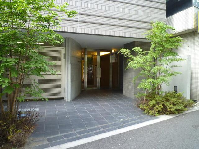 麹町二番町マンションのエントランス|2010年8月撮影 