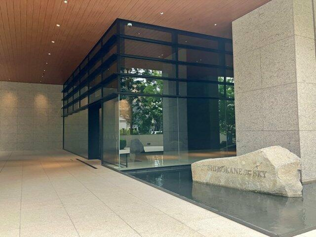 白金ザ・スカイＷ棟のエントランス| 