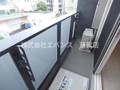 【バルコニー】 | Ｄ-カヴェリ本千葉 | 暖かな日差しのふりそそぐバルコニー