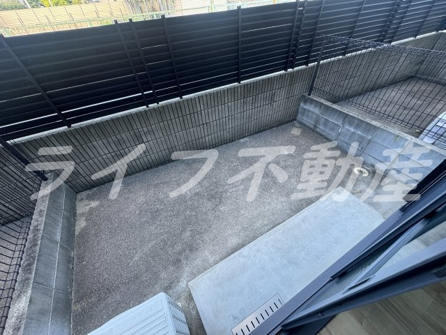 ミラーハイツIIIのバルコニー|外からの目が気にならないバルコニーで洗濯物が干せます