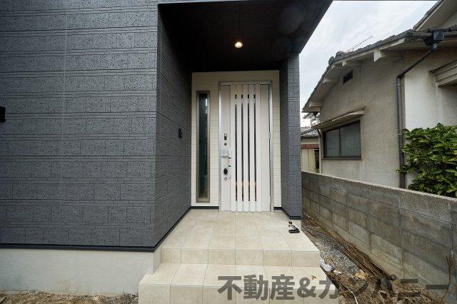 Maison du Mode椿　松山市古川西3丁目の新築戸建の玄関|明るい玄関です