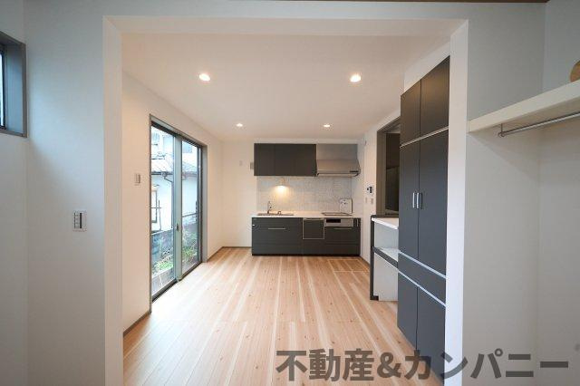 Maison du Mode椿　松山市古川西3丁目の新築戸建の居間・リビング|おしゃれなリビングです