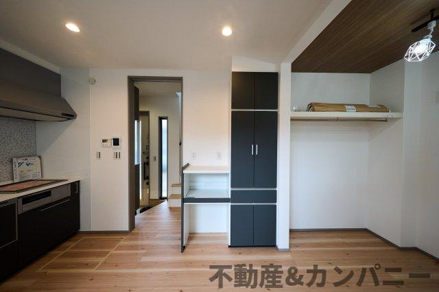 Maison du Mode椿　松山市古川西3丁目の新築戸建の居間・リビング|こちらの居間で趣味の時間をお楽しみください