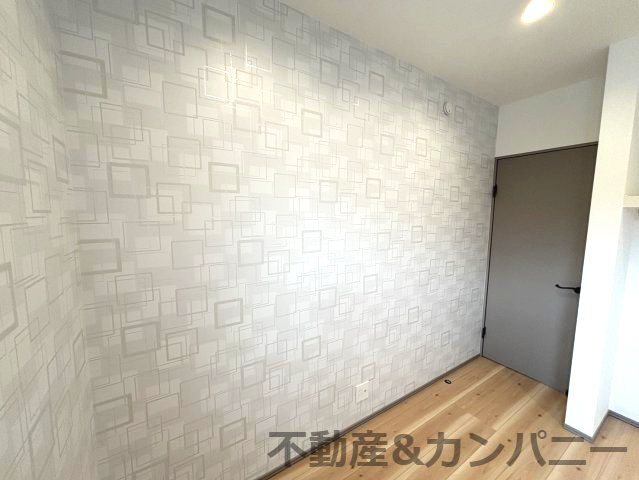 Maison du Mode椿　松山市古川西3丁目の新築戸建の洋室|かっこいいクロスです