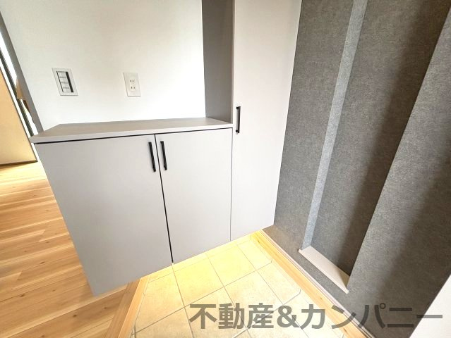 Maison du Mode椿　松山市古川西3丁目の新築戸建の玄関|玄関収納下は間接照明でオシャレです