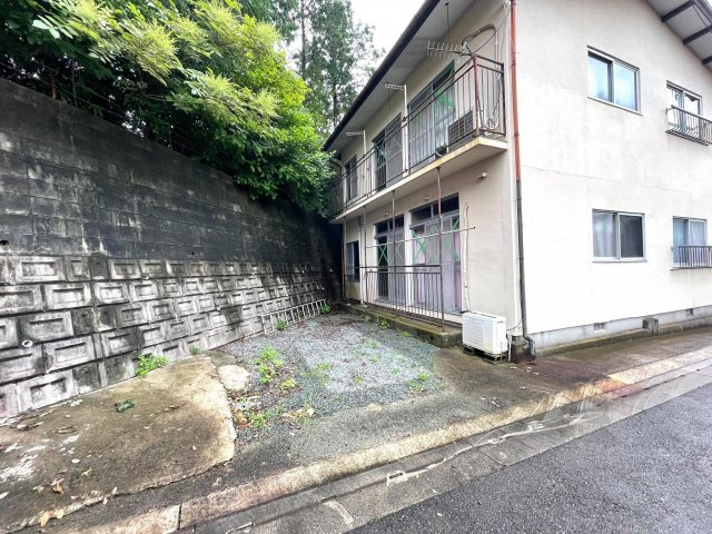 桜荘の駐車場|駐車場があるので、車を買う予定の方も安心です