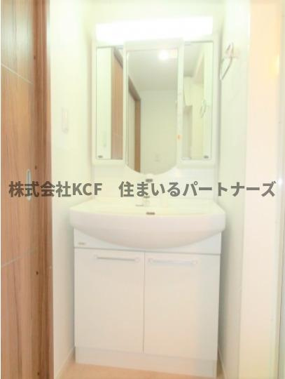 エクセラン朝妻の洗面所|ゆったりとスペースのある洗面所