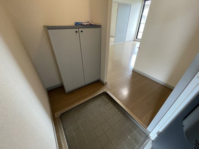 【玄関】 | サンライフ湖東 | 同タイプ別部屋の写真のため現況を優先します