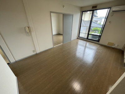 【居間・リビング】 | サンライフ湖東 | 同タイプ別部屋の写真のため現況を優先します