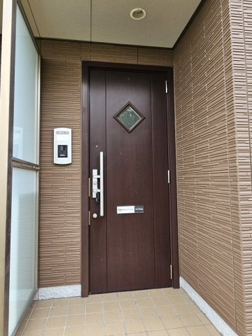 フラワー　メゾンのエントランス|ポーチがあるので傘をさすときに助かります