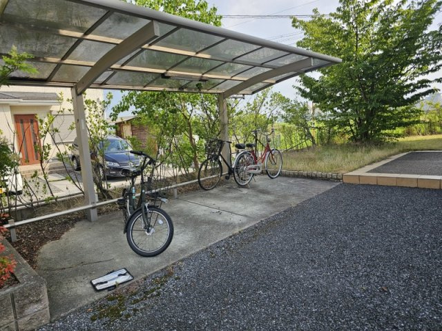 フラワー　メゾンのその他共用部分|屋根付き駐輪場です