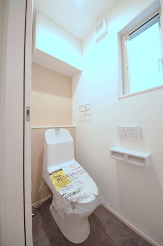 吉島西一丁目のトイレ|窓のある明るいトイレ。勿論ウォシュレット付です。