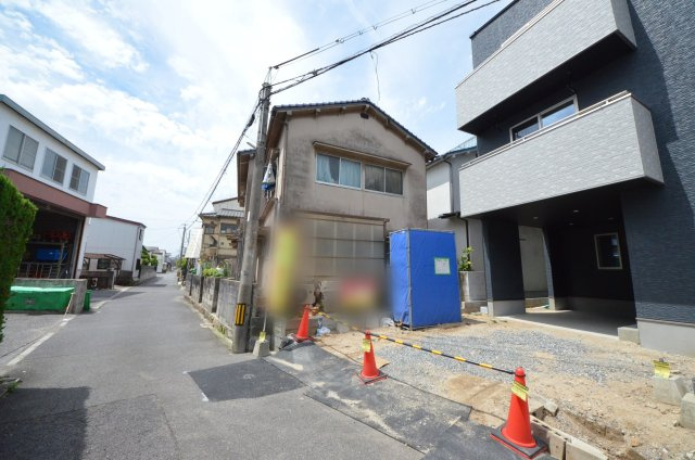 吉島西一丁目の前面道路含む現地写真|前面道路は交通量が少ない為駐車楽々。
駐車2台可能です。