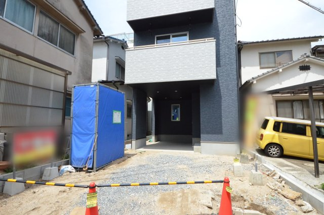 吉島西一丁目の前面道路含む現地写真|車種により駐車二台可能です