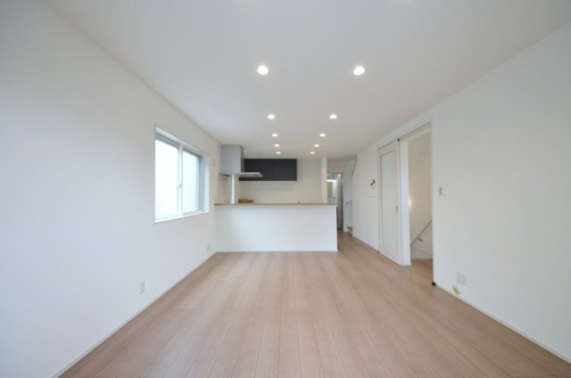 吉島西一丁目の居間・リビング|南西向きの広く明るいリビング空間。オープンタイプの対面式キッチンでリビングが隅まで見渡せます。キッチンにいながら小さなお子様にも目が届き安心です。