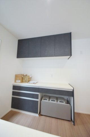 吉島西一丁目の収納|大容量のカップボードが標準装備。パントリースペースもあり、キッチン周りの収納もしっかり確保されています。