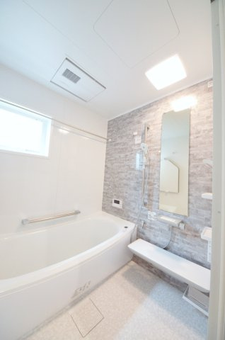 吉島西一丁目の浴室|人気の換気乾燥暖房機付き。１坪タイプの大きなバスルームなので足を伸ばしてゆっくり湯船につかることができます