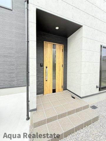 綾川町畑田　未入居モデルハウスの玄関|落ち着いた玄関です