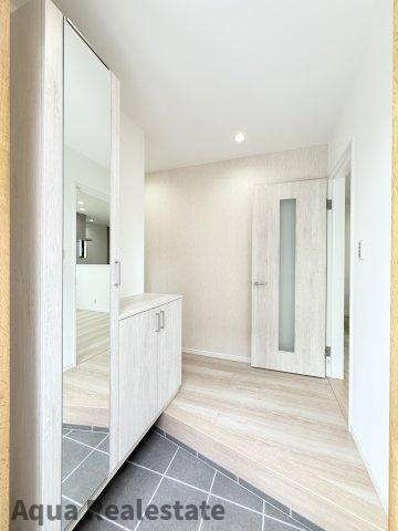 綾歌郡綾川町畑田の新築一戸建の玄関|明るい玄関です