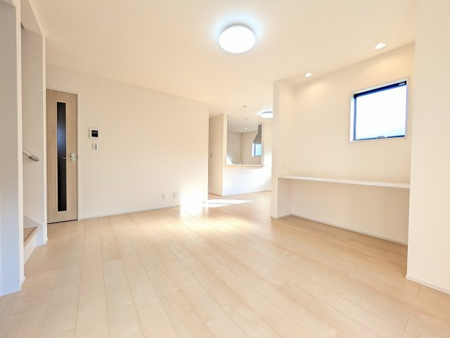 八王子市　下恩方町　新築一戸建て　１８期の居間・リビング|～19.0帖の明るいLDKで、家族団欒の時間をお過ごしいただけます～