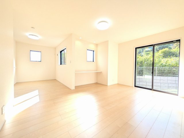 八王子市　下恩方町　新築一戸建て　１８期の居間・リビング|～19.0帖の明るいLDKで、家族団欒の時間をお過ごしいただけます～