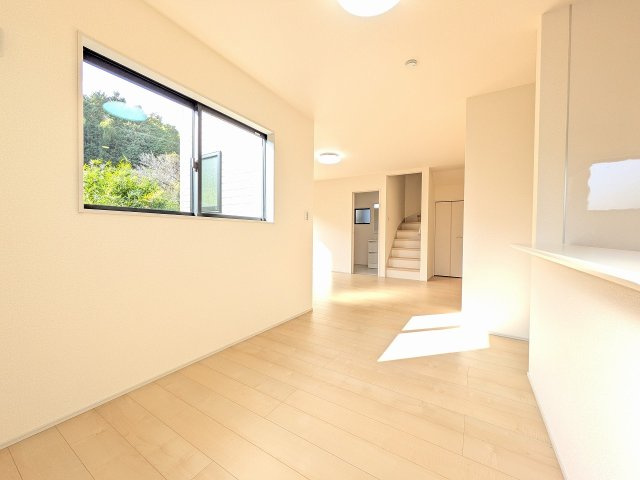 八王子市　下恩方町　新築一戸建て　１８期の居間・リビング|～19.0帖の明るいLDKで、家族団欒の時間をお過ごしいただけます～