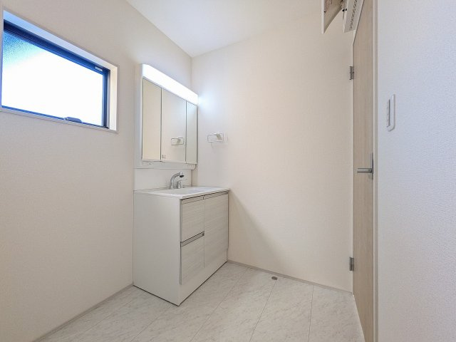 八王子市　下恩方町　新築一戸建て　１８期の脱衣所|～窓付きで明るい洗面所　換気もしやすいです～