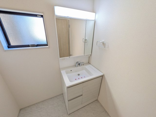 八王子市　下恩方町　新築一戸建て　１８期の独立洗面台|～３面鏡付きの独立洗面台　細々している物をスッキリ収納出来ます～