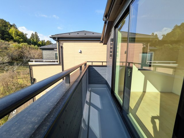 八王子市　下恩方町　新築一戸建て　１８期のバルコニー|～南側・東側の2面にバルコニーがあります～