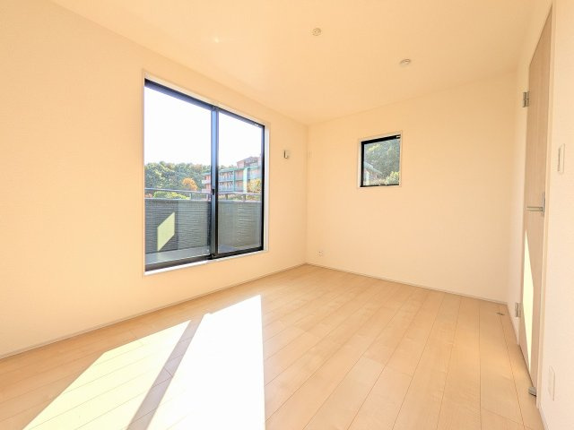 八王子市　下恩方町　新築一戸建て　１８期の寝室|～2階9.25帖の主寝室　ベッドなど大型家具のレイアウトもしやすいお部屋です～