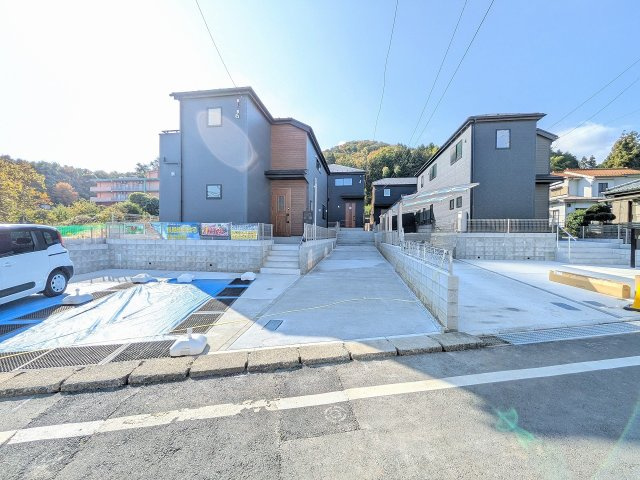 八王子市　下恩方町　新築一戸建て　１８期の前面道路含む現地写真|～北側5.45ｍ道路に面しています～
