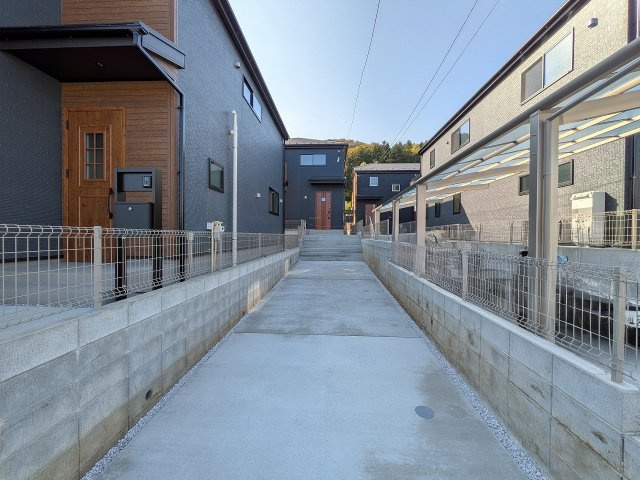 八王子市　下恩方町　新築一戸建て　１８期の駐車場|～3台駐車可能カースペース付き～