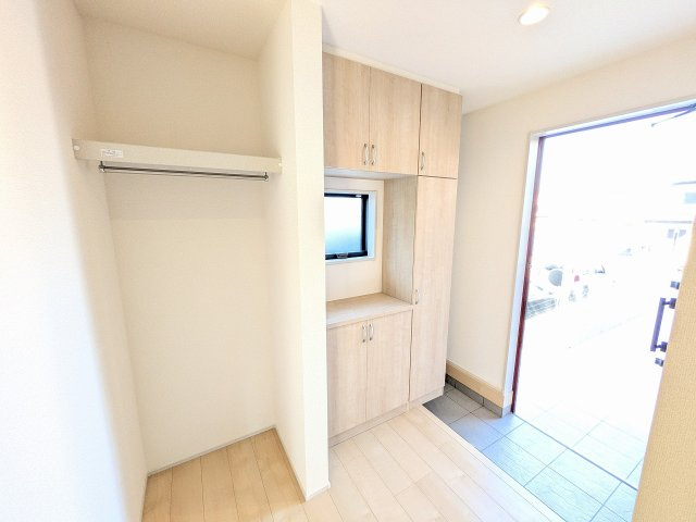 八王子市　下恩方町　新築一戸建て　１８期の玄関|～便利なコート掛け付きの玄関～