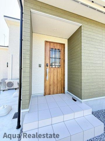 さぬき市志度の新築一戸建の玄関|収納もある玄関です