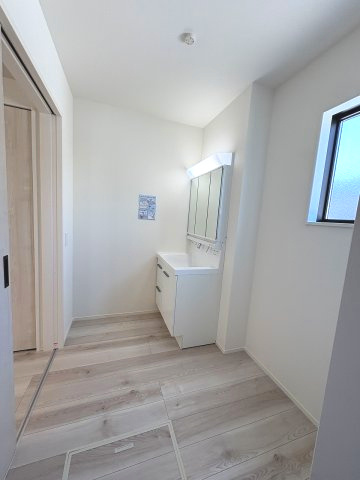 【洗面所】 | 糟屋郡志免町志免中央3丁目1期　1号棟（全2棟）【仲介手数料無料・0円】 | 施工例。施工例は完成時と異なる場合があります。現地写真。