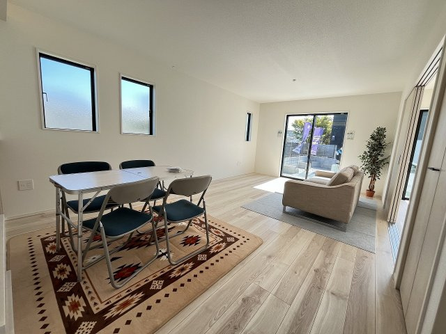 【居間・リビング】 | 糟屋郡志免町志免中央3丁目1期　2号棟（全2棟）【仲介手数料無料・0円】 | 現地写真。