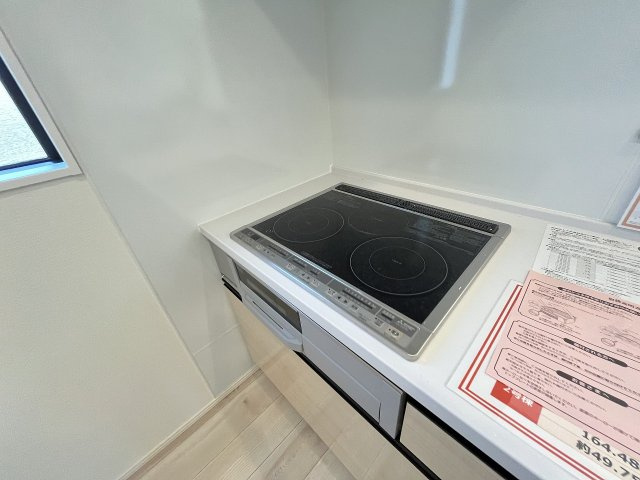 【キッチン】 | 糟屋郡志免町志免中央3丁目1期　2号棟（全2棟）【仲介手数料無料・0円】 | 現地写真。IHクッキングヒーター