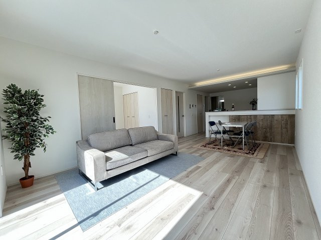 【居間・リビング】 | 糟屋郡志免町志免中央3丁目1期　2号棟（全2棟）【仲介手数料無料・0円】 | 現地写真。リビングです。