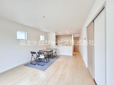 【居間・リビング】 | 富士宮市山宮 新築一戸建て 2号棟 | 16帖のリビングダイニングです