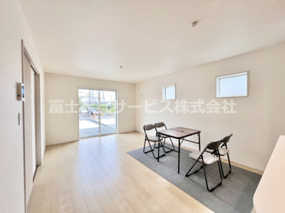 【居間・リビング】 | 富士宮市山宮 新築一戸建て 2号棟 | おしゃれな居間です