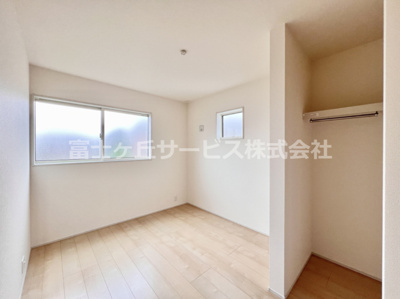 【洋室】 | 富士宮市山宮 新築一戸建て 2号棟 | 5.16帖の洋室です