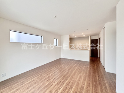 【居間・リビング】 | 富士宮市山宮 新築一戸建て 3号棟 | 16.38帖のリビングダイニングです